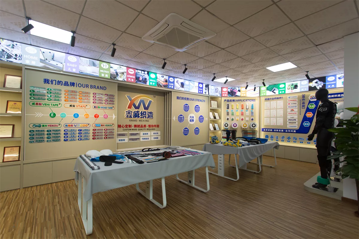 中山市鑫威织造有限公司的展厅，展示品牌形象、纺织产品及各类应用展示板