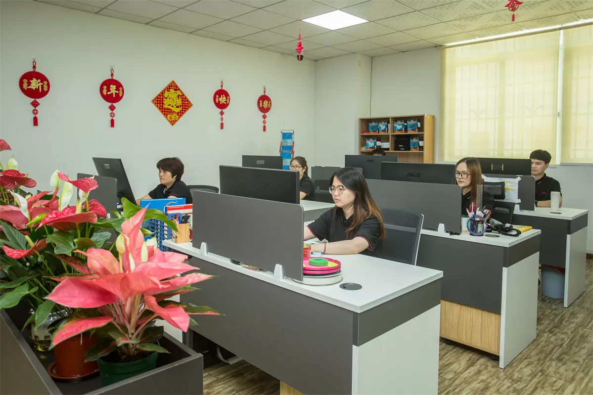 鑫威织造公司办公区内，员工们在工位办公